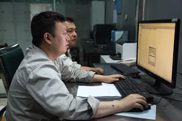 陕煤略电职工认真分析设备运行工况提高机组效能（王建秋摄）_副本.jpg